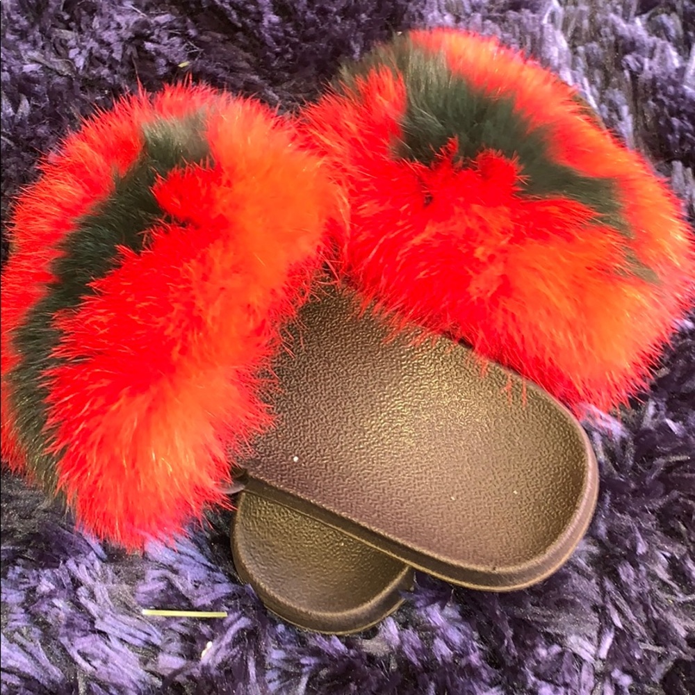 Fits a woman’s 8/8.5 fluffy slides